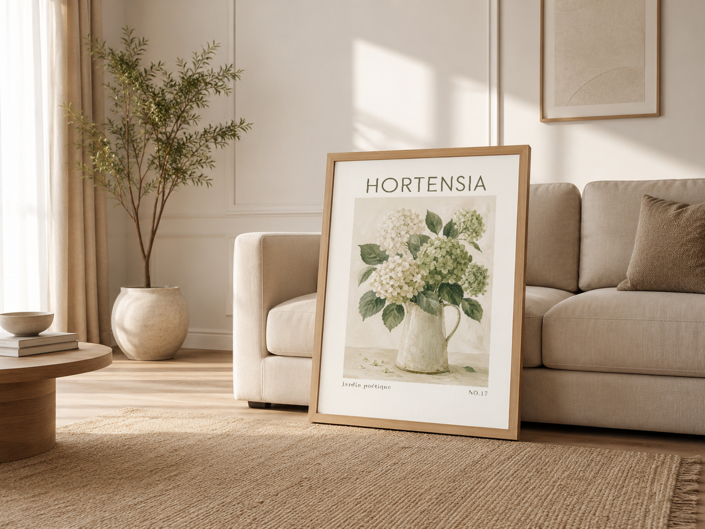 Açık oturma odasında kanepenin yanında, ahşap çerçeveli Hortensia posteri.