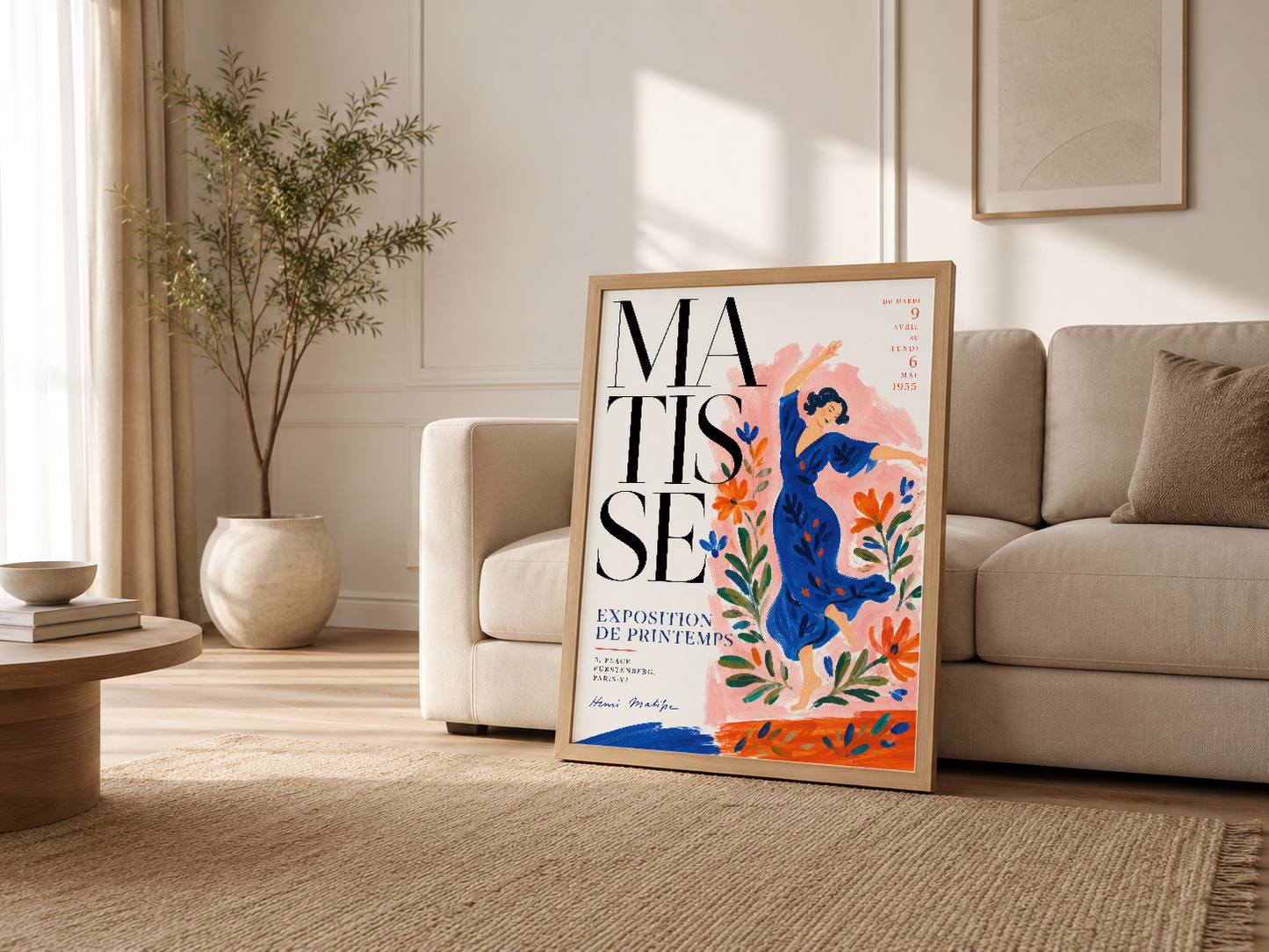 Krem renkli kanepenin yanında ahşap çerçeli Matisse tablosu, Scandinavian stil ev dekorasyon.