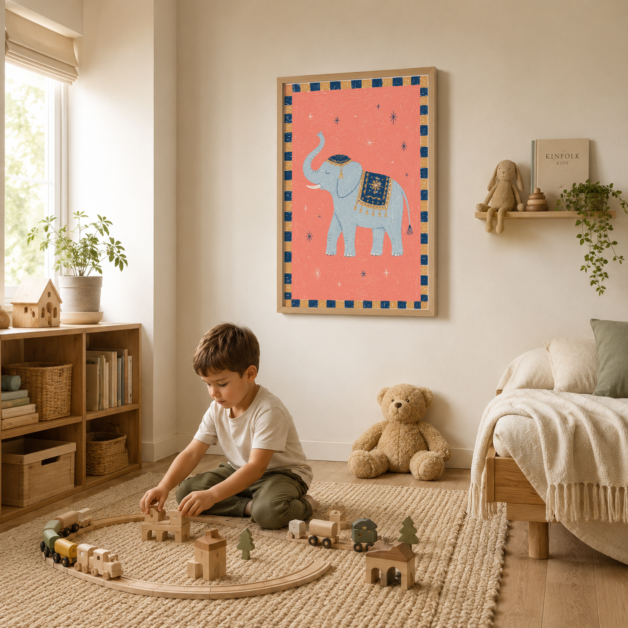 Çocuğun oynadığı odada ahşap çerçeveli etnik fil posteri, nordik dekor tamamlayıcısı.