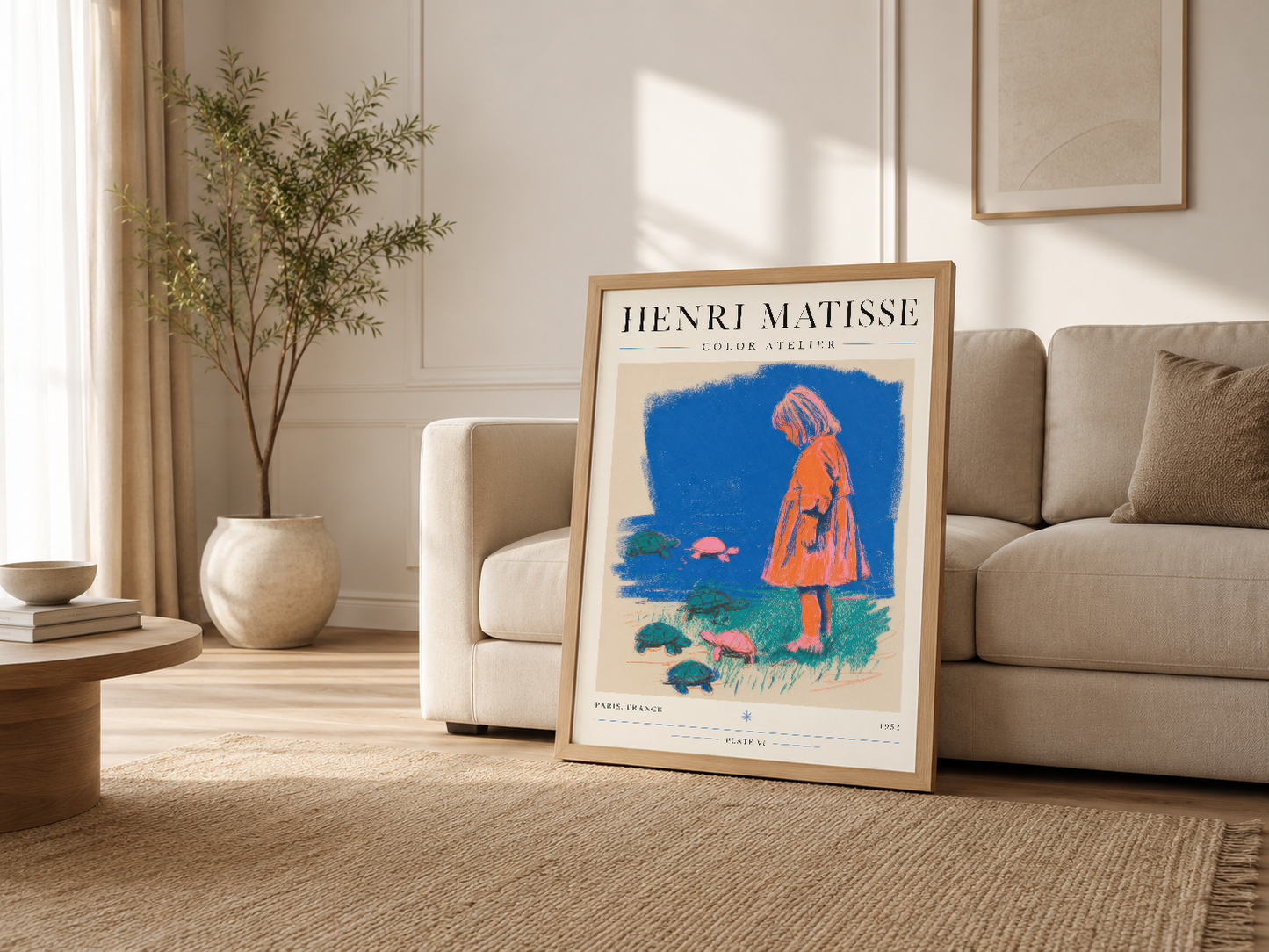 Minimalist oturma odasında ahşap çerçeveli Matisse posteri, nötr tonlar arasında renk ve hareketlilik getiriyor.