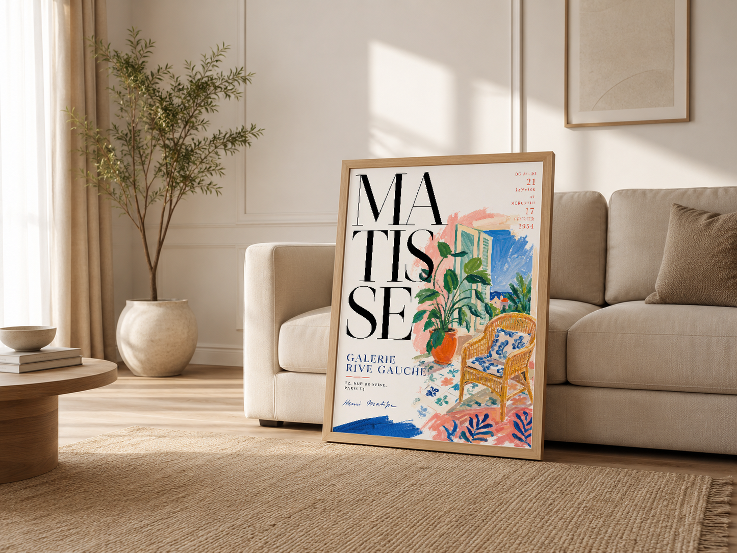 Şık oturma odasında ahşap çerçeveli Matisse posteri, kanepenin yanında, ışıl ışıl günışığında.