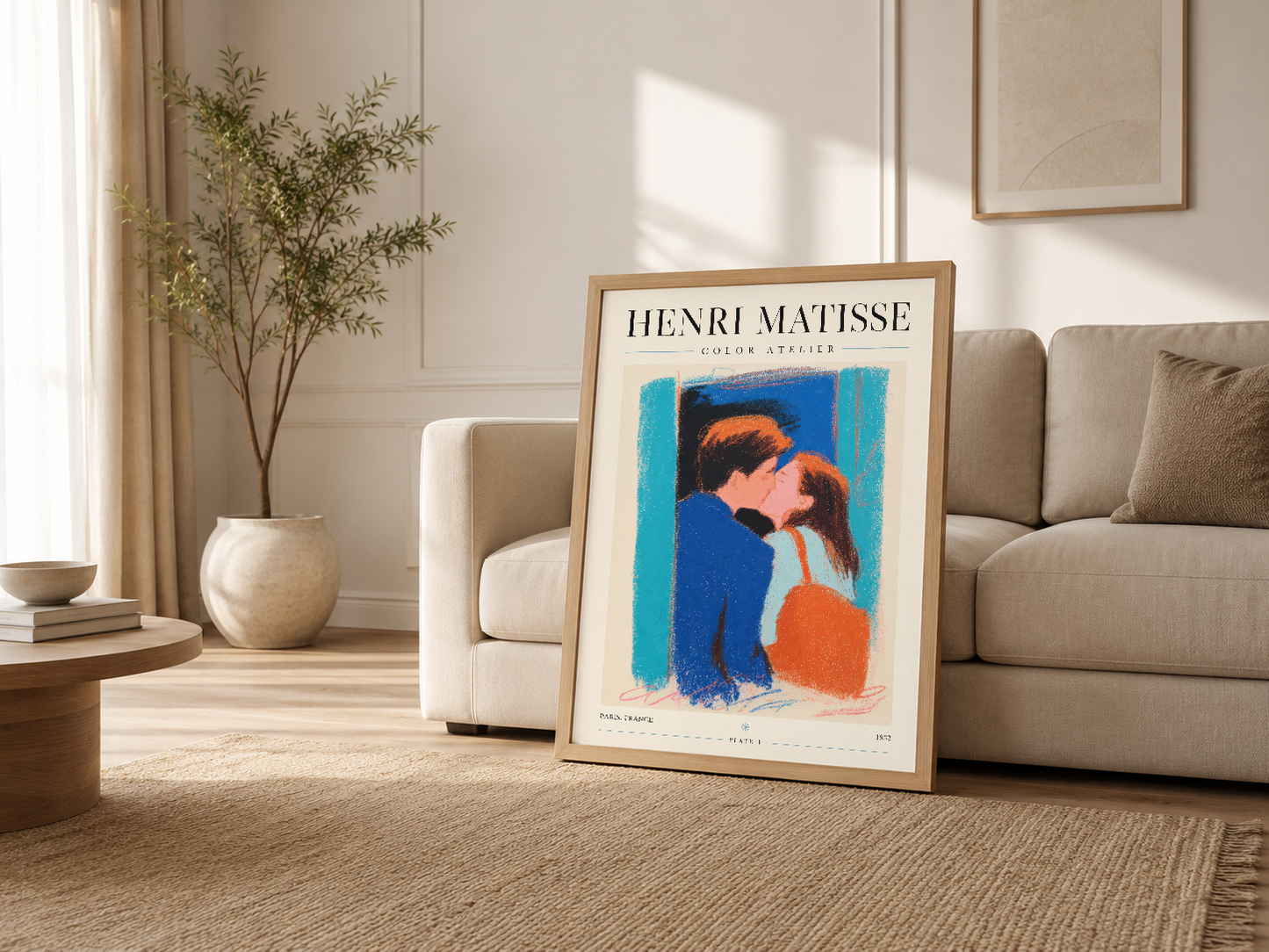 Ahşap çerçeveli Matisse eseri, krem tonu oturma odasında kanepenin yanında rahat ve şık bir dekorasyon aksesuarı.