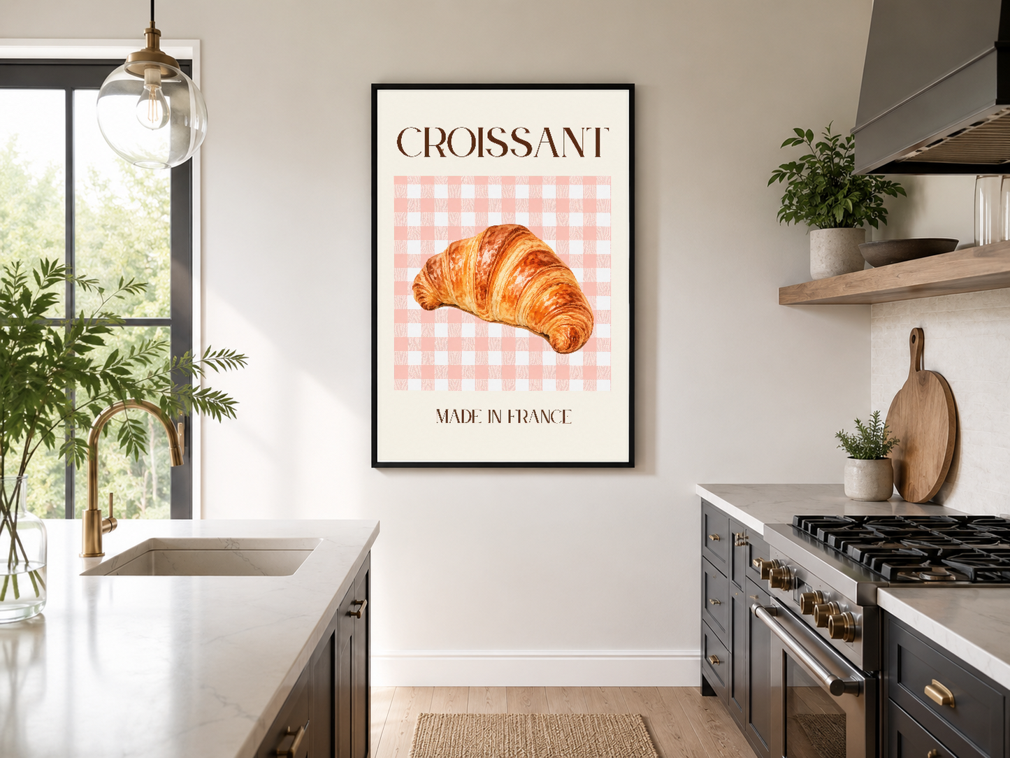 Şık mutfakta siyah çerçeveli croissant posteri, geniş pencere ve modern iç tasarımın yanında güzel durmaktadır.