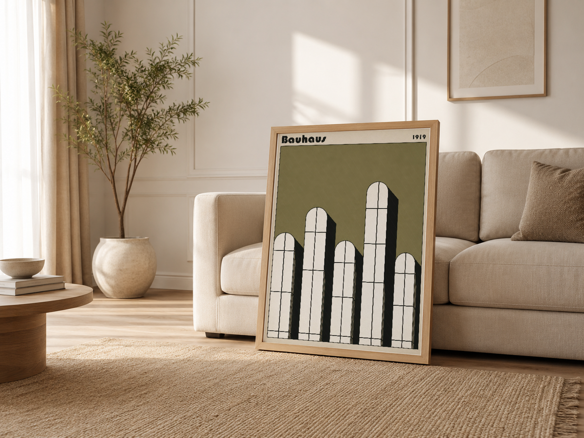Açık oturma odasında, ahşap çerçeveli Bauhaus 1919 tablosu, beige kanepenin yanında