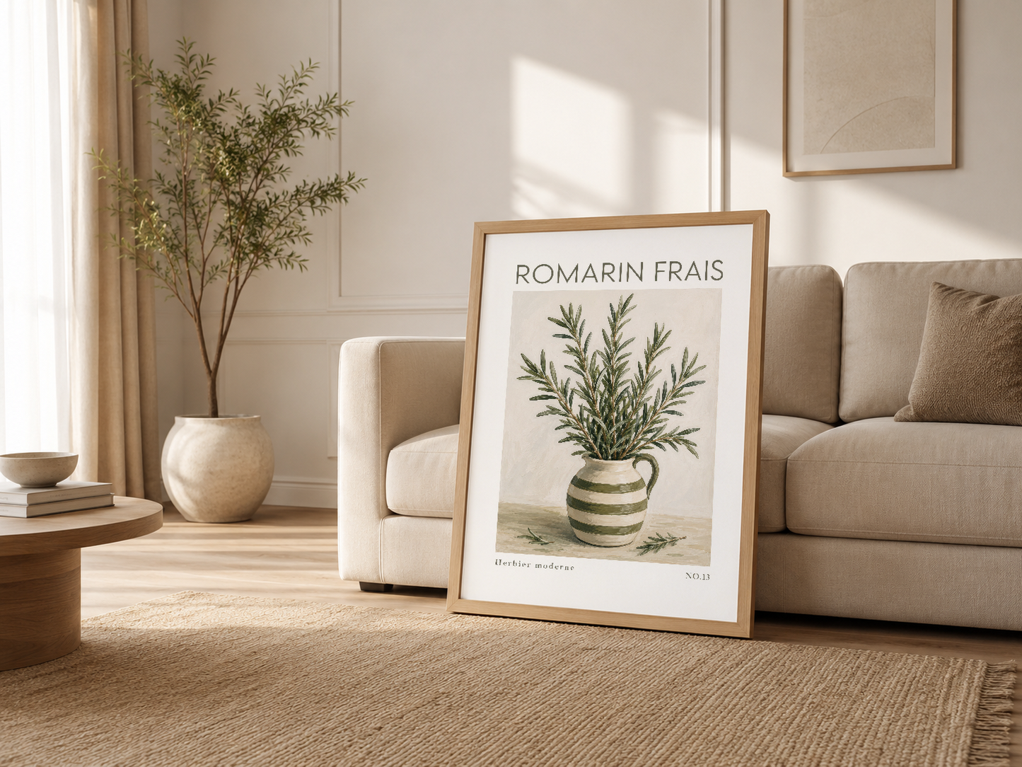 Açık renkli oturma odasında krem rengi kanepesi yanında ahşap çerçeveli Romarin Frais posteri