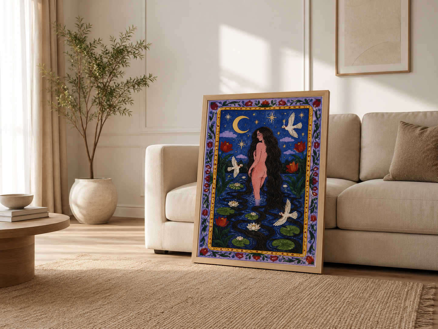 Modern oturma odasında, krem renkli kanepenin yanında ahşap çerçeveli, gece gökyüzü ve çiçek temalı sanat posteri.