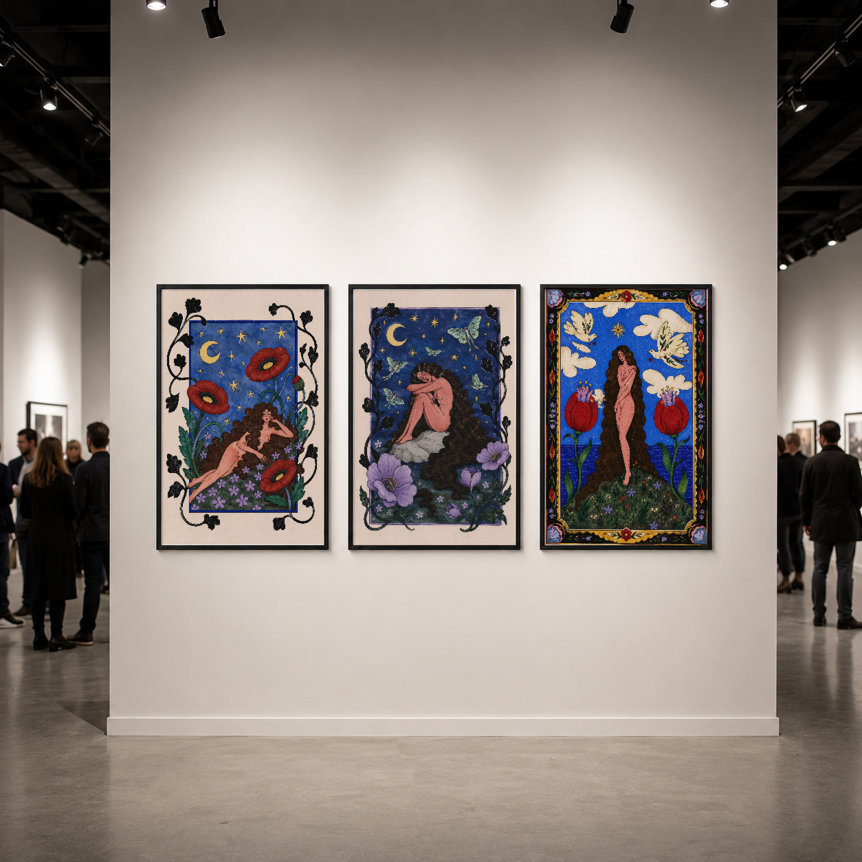 Galeri ortamında sergilenen üç parçalı tablo seti, göz alıcı mitolojik figürler ve detaylı sanat işçiliği.