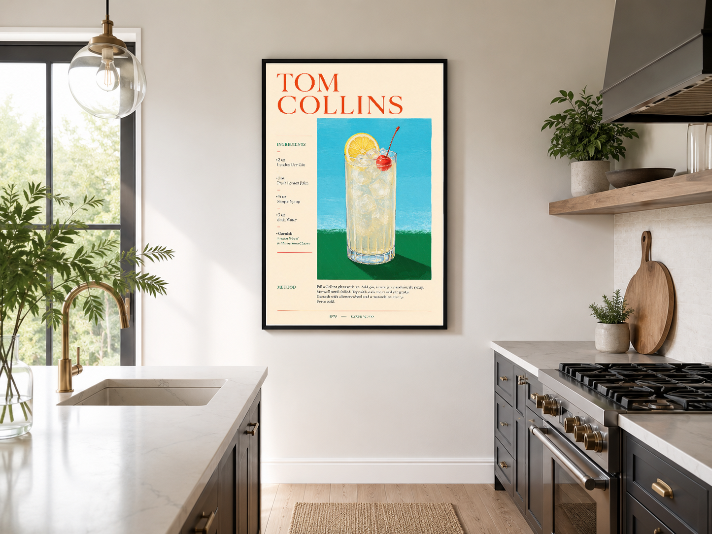 Tom Collins posteri siyah çerçevede, şık mutfak duvarında gaz ocağının yanında.