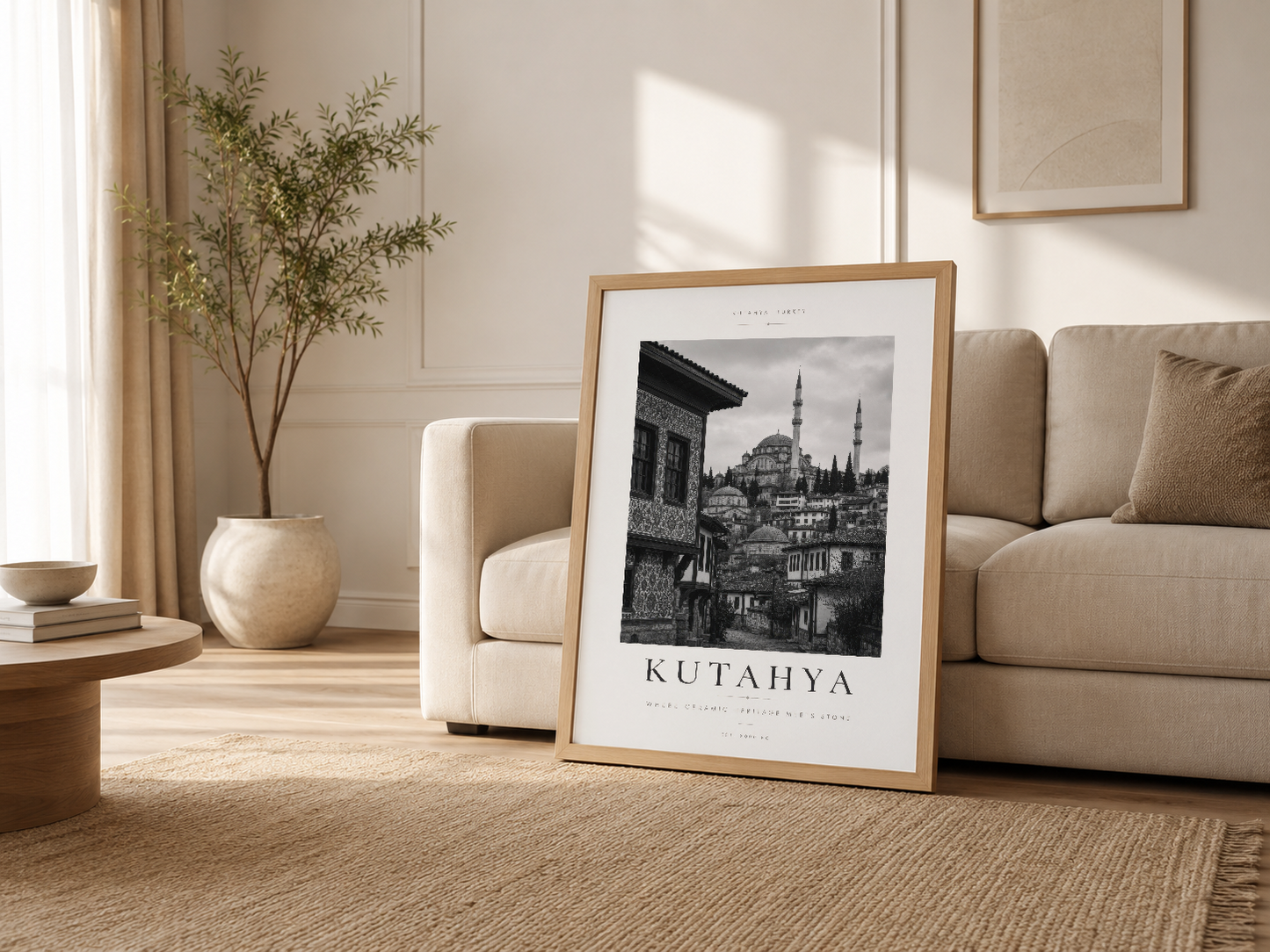 Rahat oturma odasında ahşap çerçeveli Kütahya posteri, kanepe yanında nötr dekor aksenti ve minimalist stil.