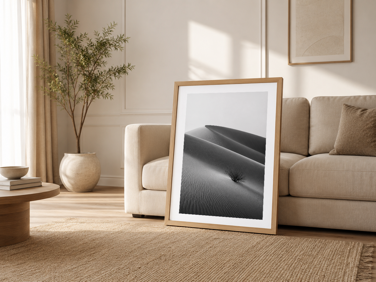 Salon oturma bölümünde ahşap çerçeveli çöl landscape tablosu, minimalist ev dekorasyonu olarak sabit