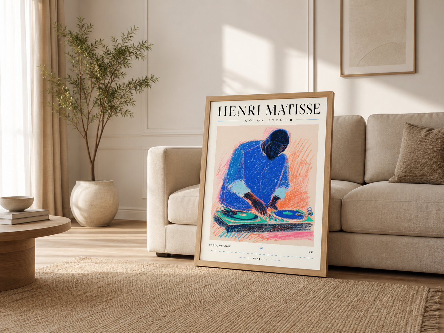 Krem rengi oturma odasında ahşap çerçeveli Matisse DJ portresi, nötr mobilya ile modern sanat kombinasyonu.