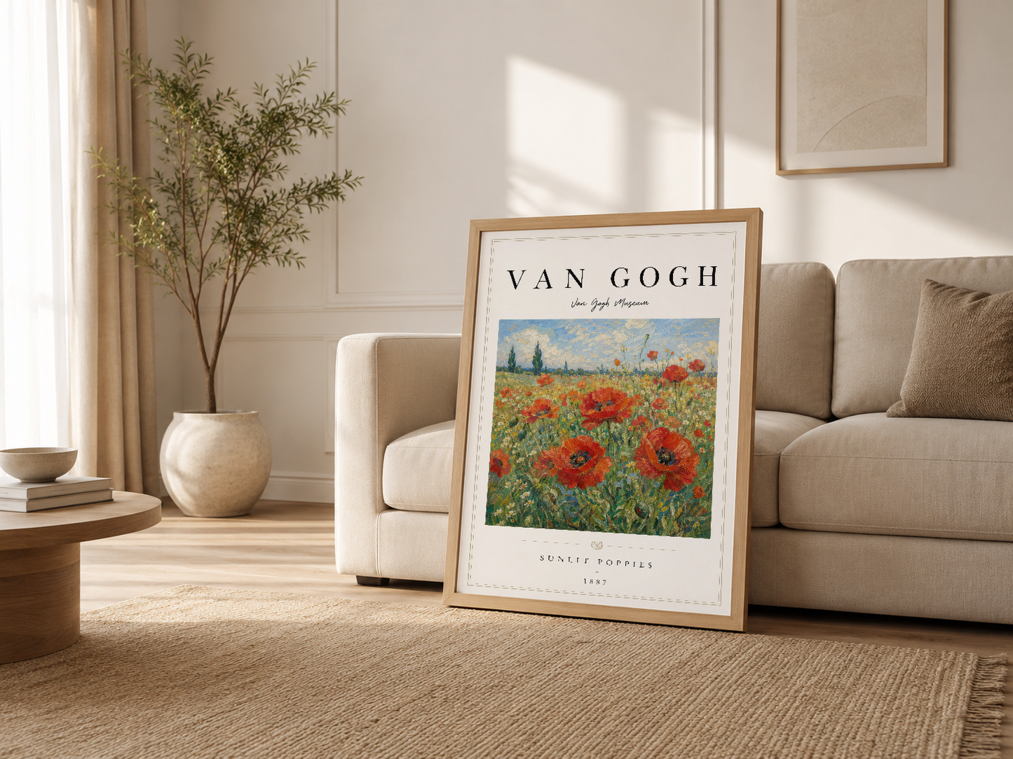 Modern oturma odasında ahşap çerçeveli Van Gogh Sunlit Poppies tablosu, kanepesinin yanında güneş ışığında duruyor.