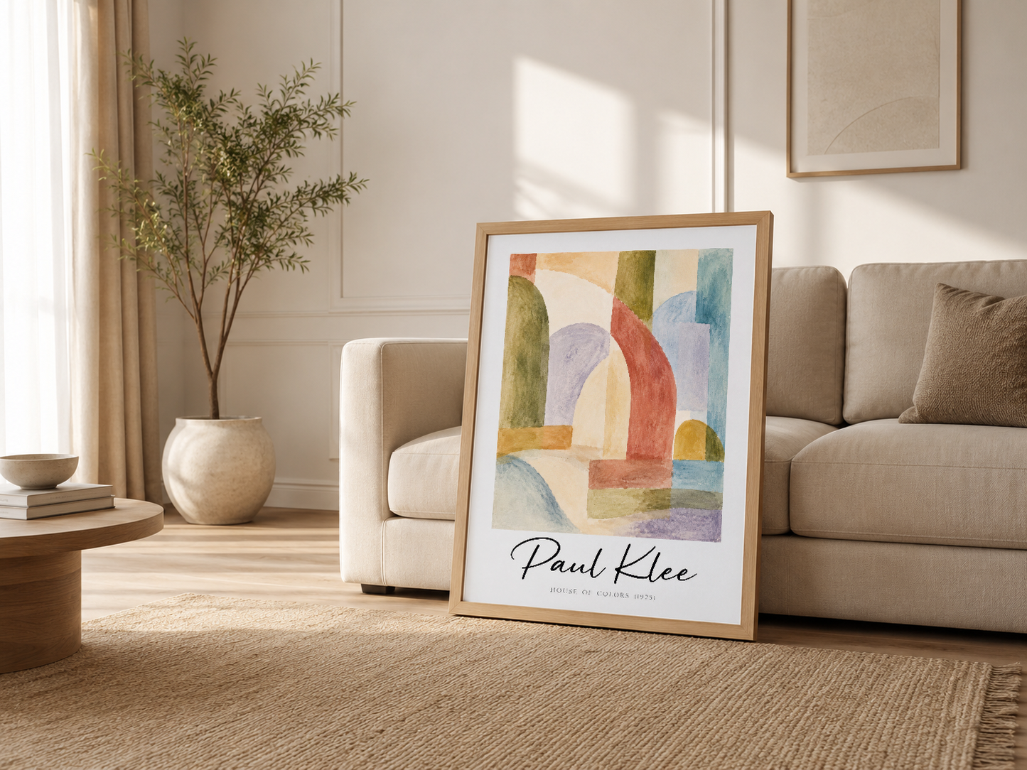 Parlak oturma odasında, ahşap çerçeveli Paul Klee posteri kanepenin yanında ılık ton oluşturur.