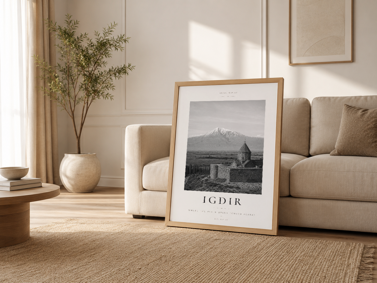 Ahşap çerçeveli İğdır posteri, modern salon dekorasyonunda kanepenin yanında sergilenmiştir.
