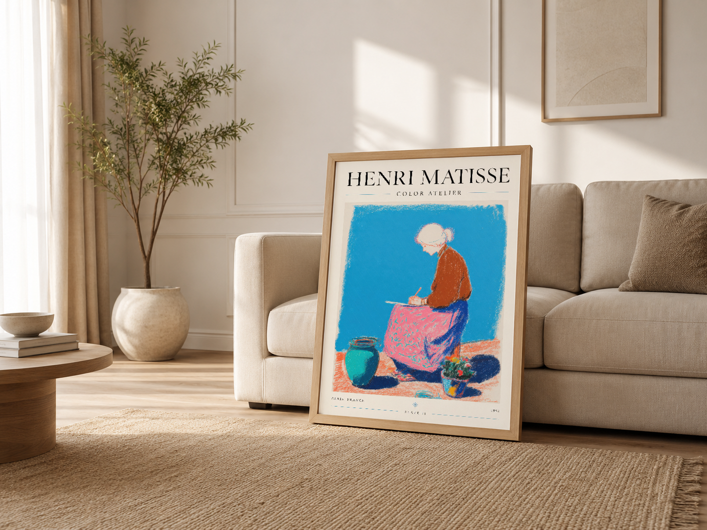 Matisse baskı ahşap çerçevede oturma odasında, kanepesi yanında sanat koleksiyonu ve rahat iç mekan tasarımı