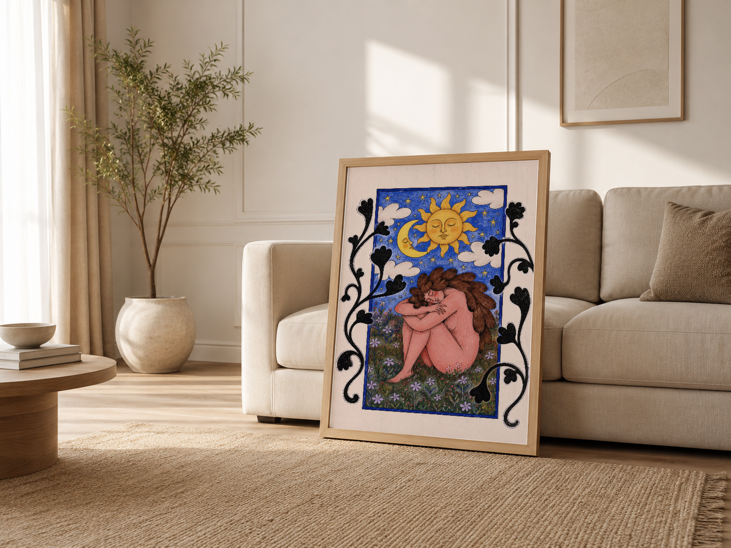 Krem renkli oturma odasında, kanepenin yanında propped doğal ahşap çerçeveli bohem sanat tablosu.