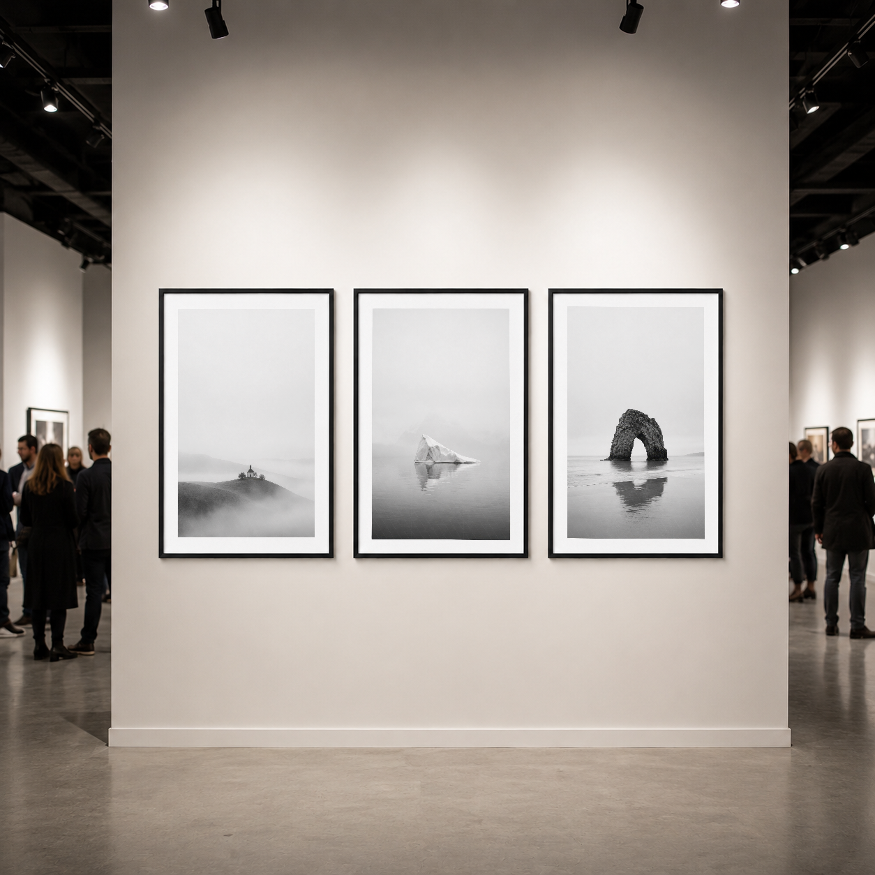 Galeride sergilenen siyah çerçeveli üç parçalı tableau, sisli peyzaj ve kaya manzaralarıyla ilham verici bir sanat eseri.
