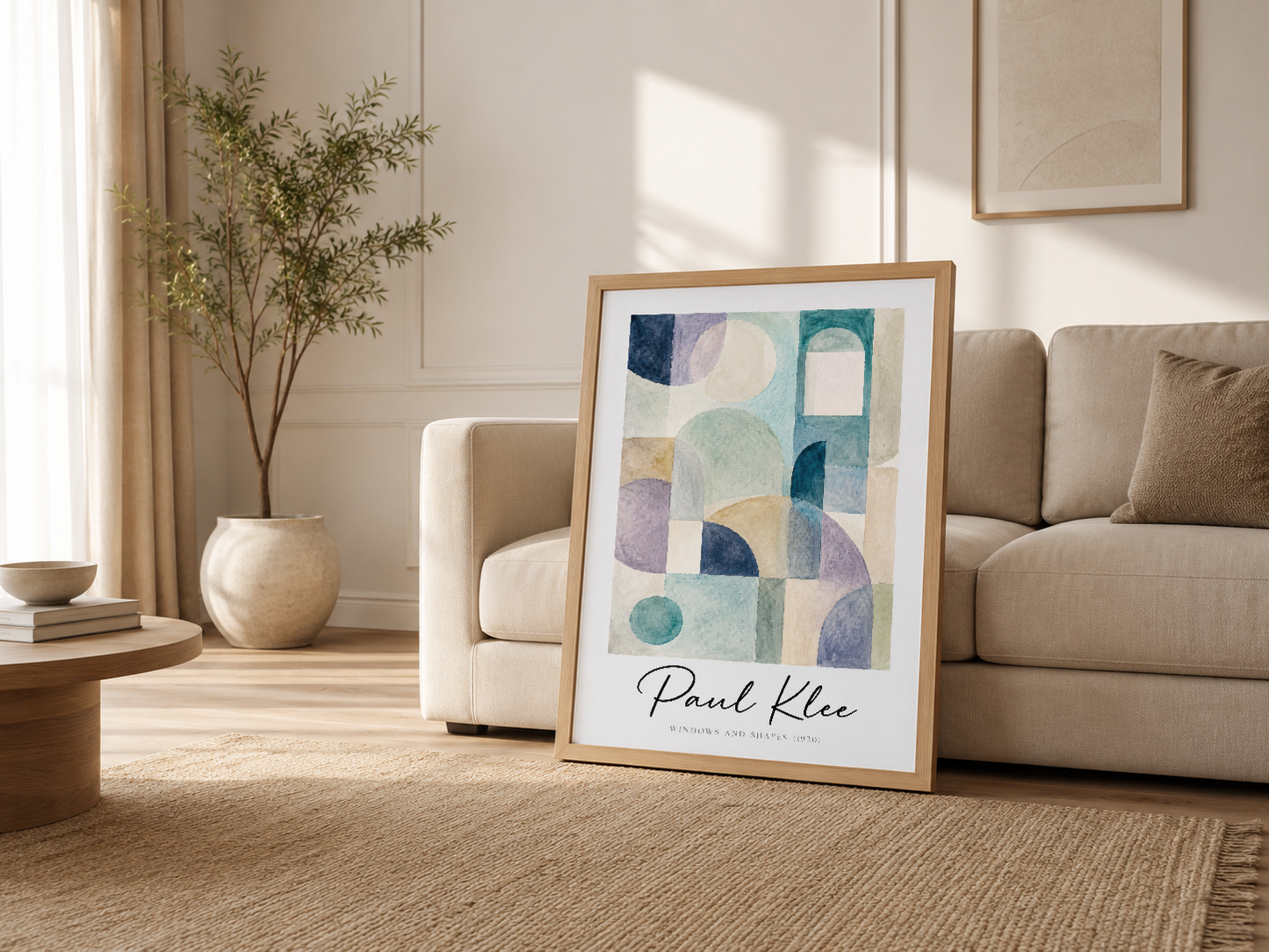 Krem renkli mobilyalı modern oturma odasında, ahşap çerçeveli Paul Klee sanat tablosu rahatlık alanında konumlandırılıyor.