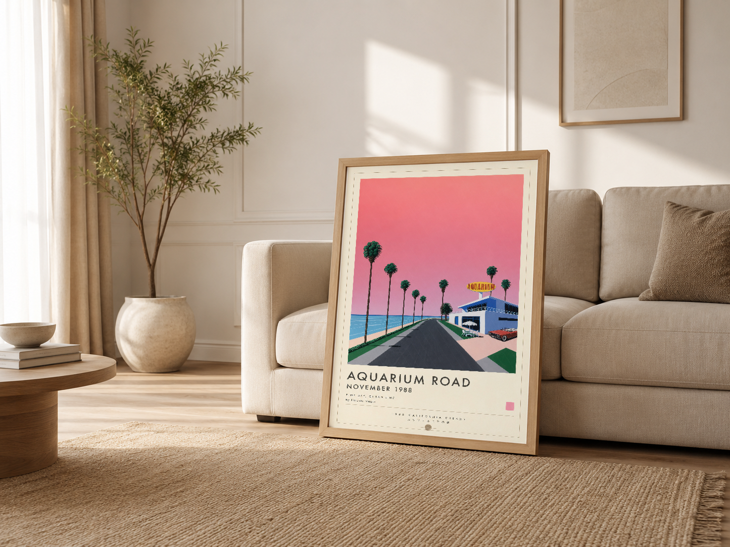 Ahşap çerçeveli Aquarium Road tablosu, krem renkli kanepenin yanında ışılı oturma odasının merkezinde duran dekoratif poster.
