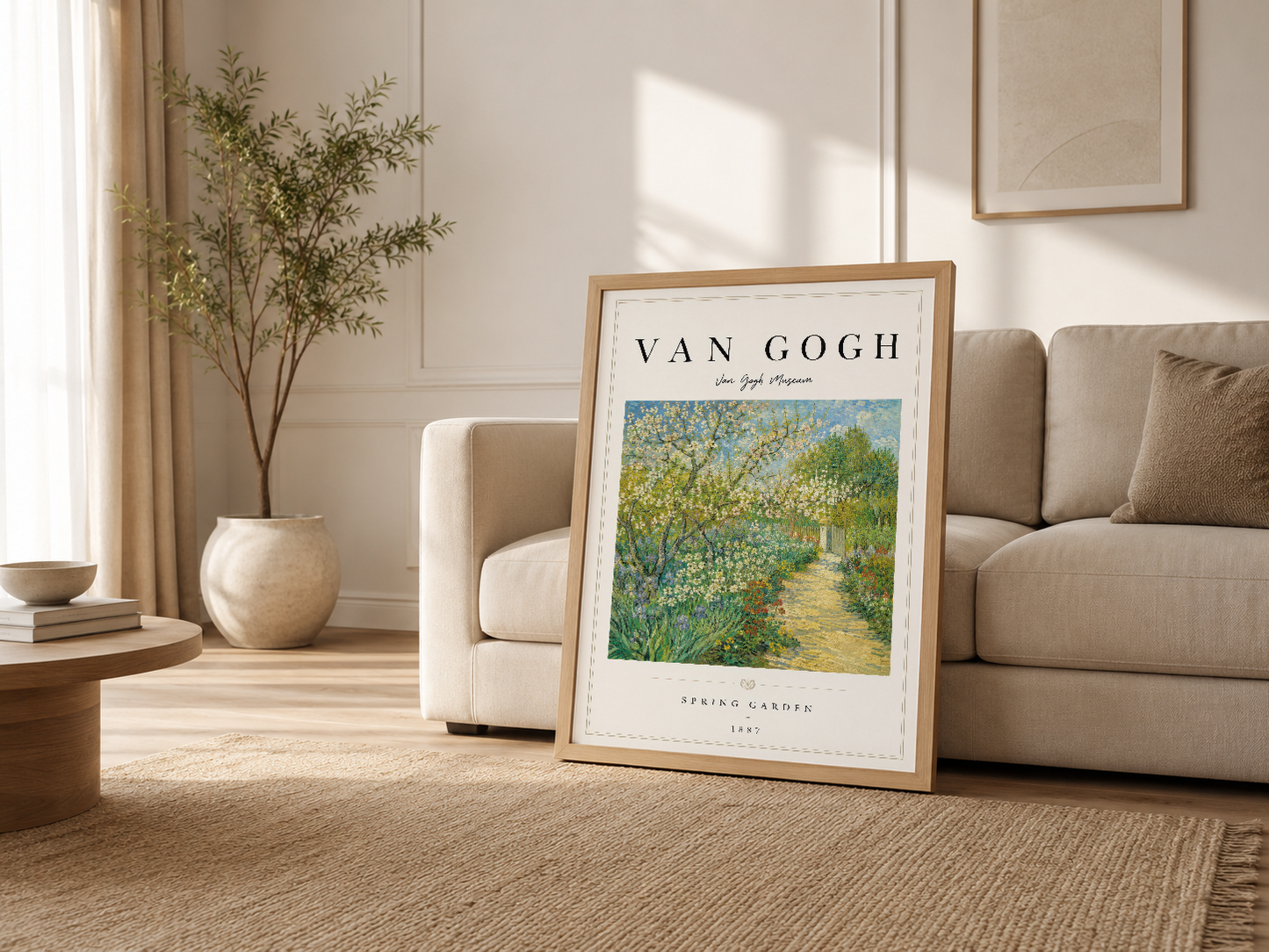 Krem renkli modern oturma odasında, kanepenin yanında ahşap çerçeveli Van Gogh Bahar Bahçesi tablosu, yumuşak doğal ışıkta