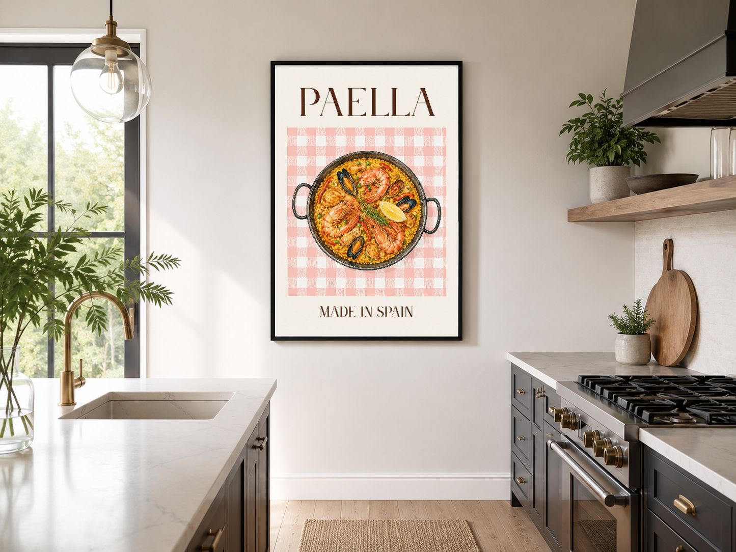 Siyah çerçeveli paella posteri, modern siyah mutfak dolabının üzerinde asılı, minimalist tasarımla vurgulanan İspanyol