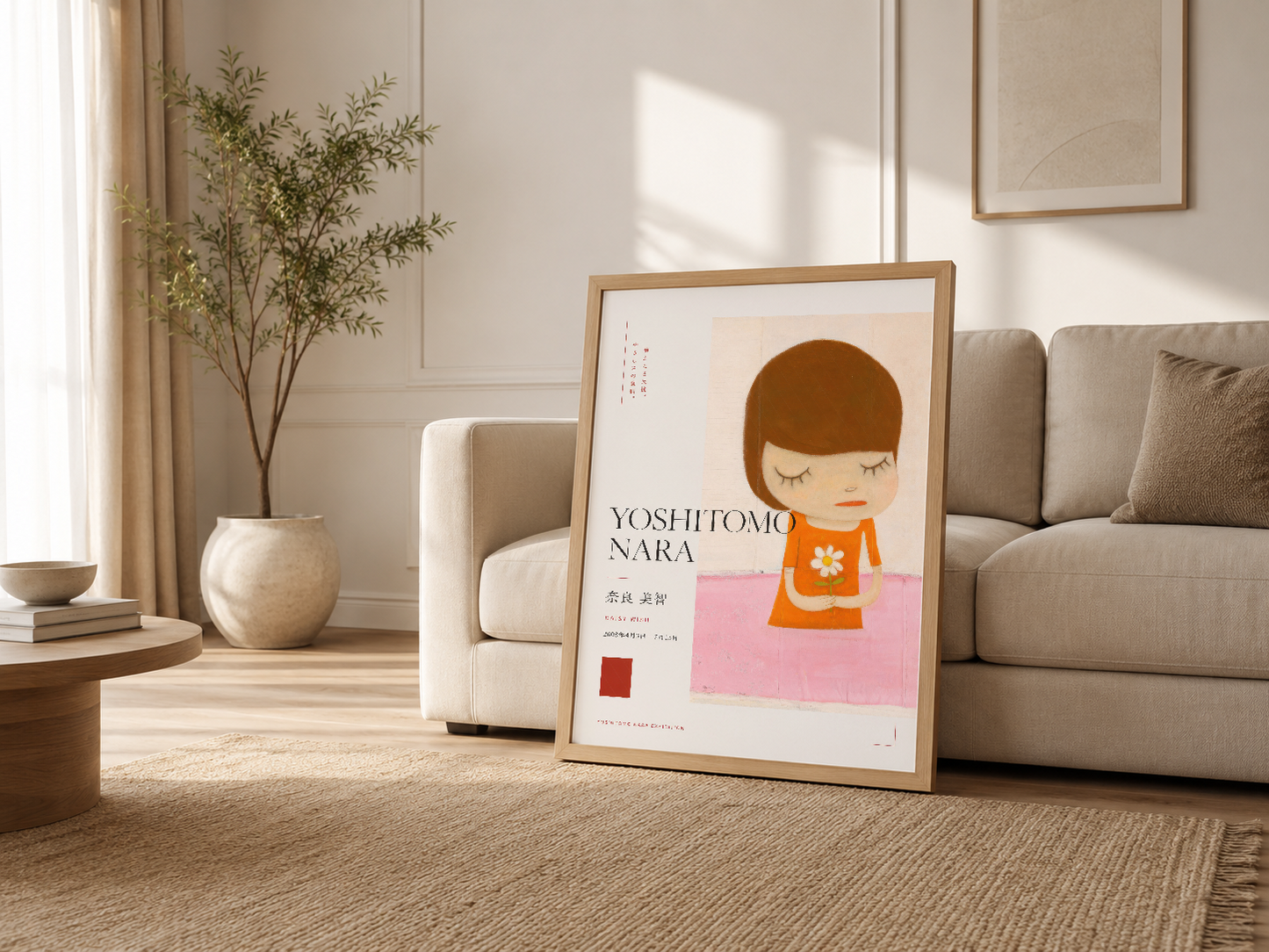 Skandinavian oturma odasında ahşap çerçeveli Yoshitomo Nara tablosu, kanepenin yanında, pastel sanat koleksiyonu.