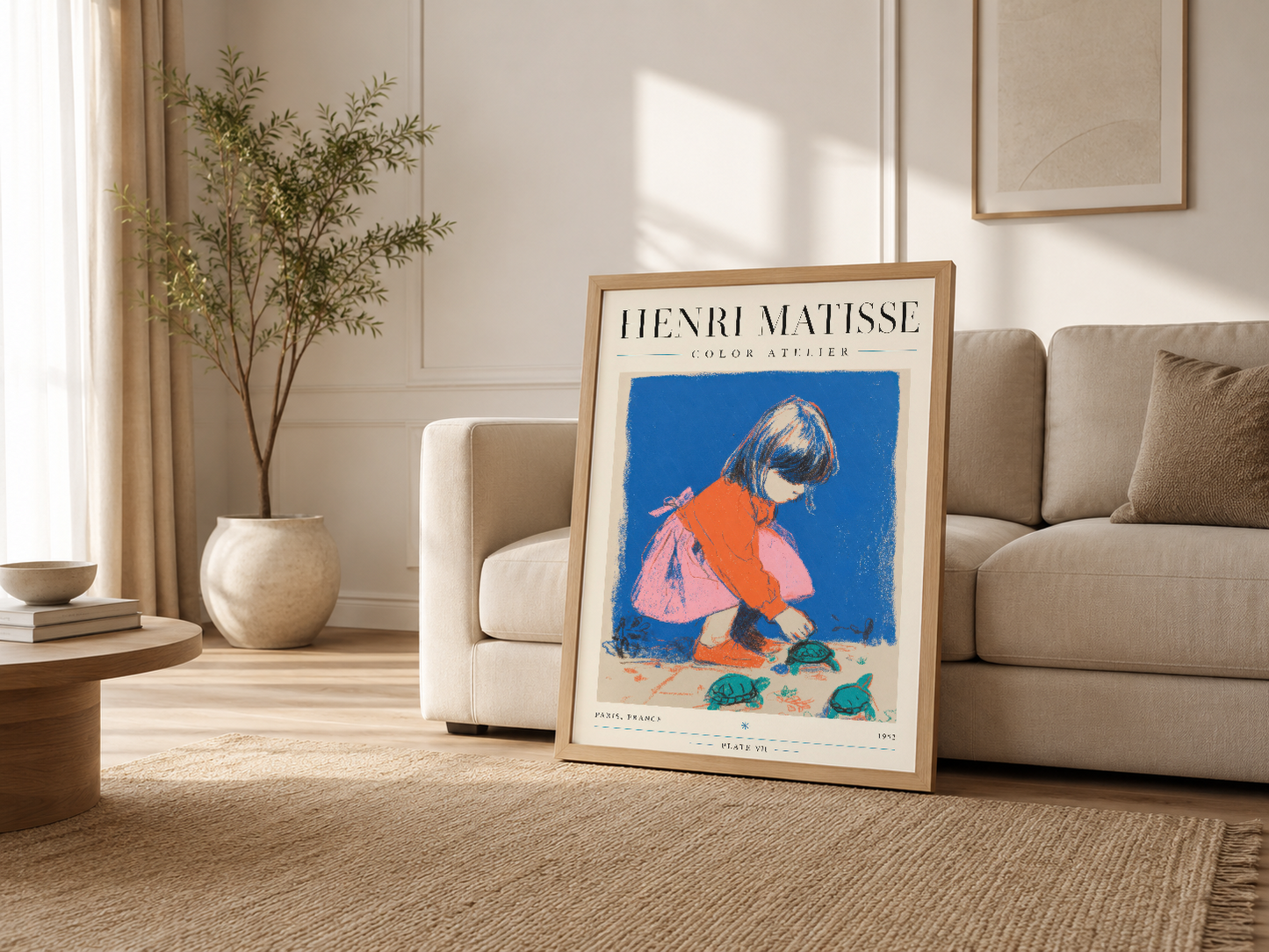 Gözlüklü oturma odasında ahşap çerçeli Matisse posteri, nötr tonlar arasında sanatsal bir vurgu noktası oluşturuyor.