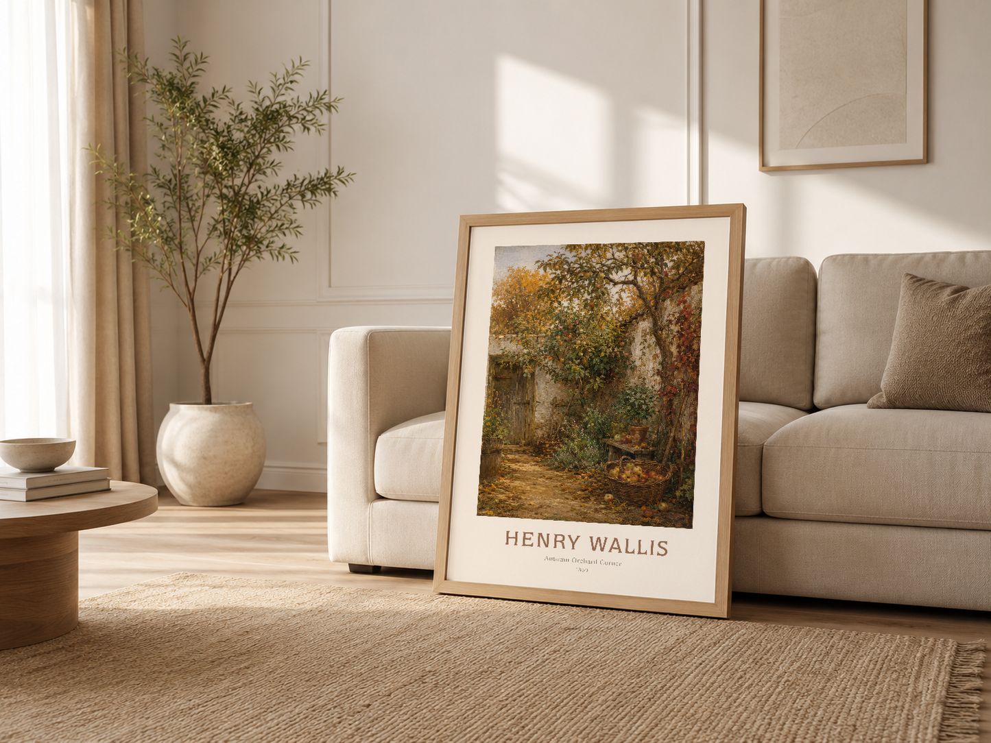 Minimalist oturma odasında, kanepenin yanında ahşap çerçeveli Henry Wallis tablosu, sıcak nötr renklerle dekore edilmiş