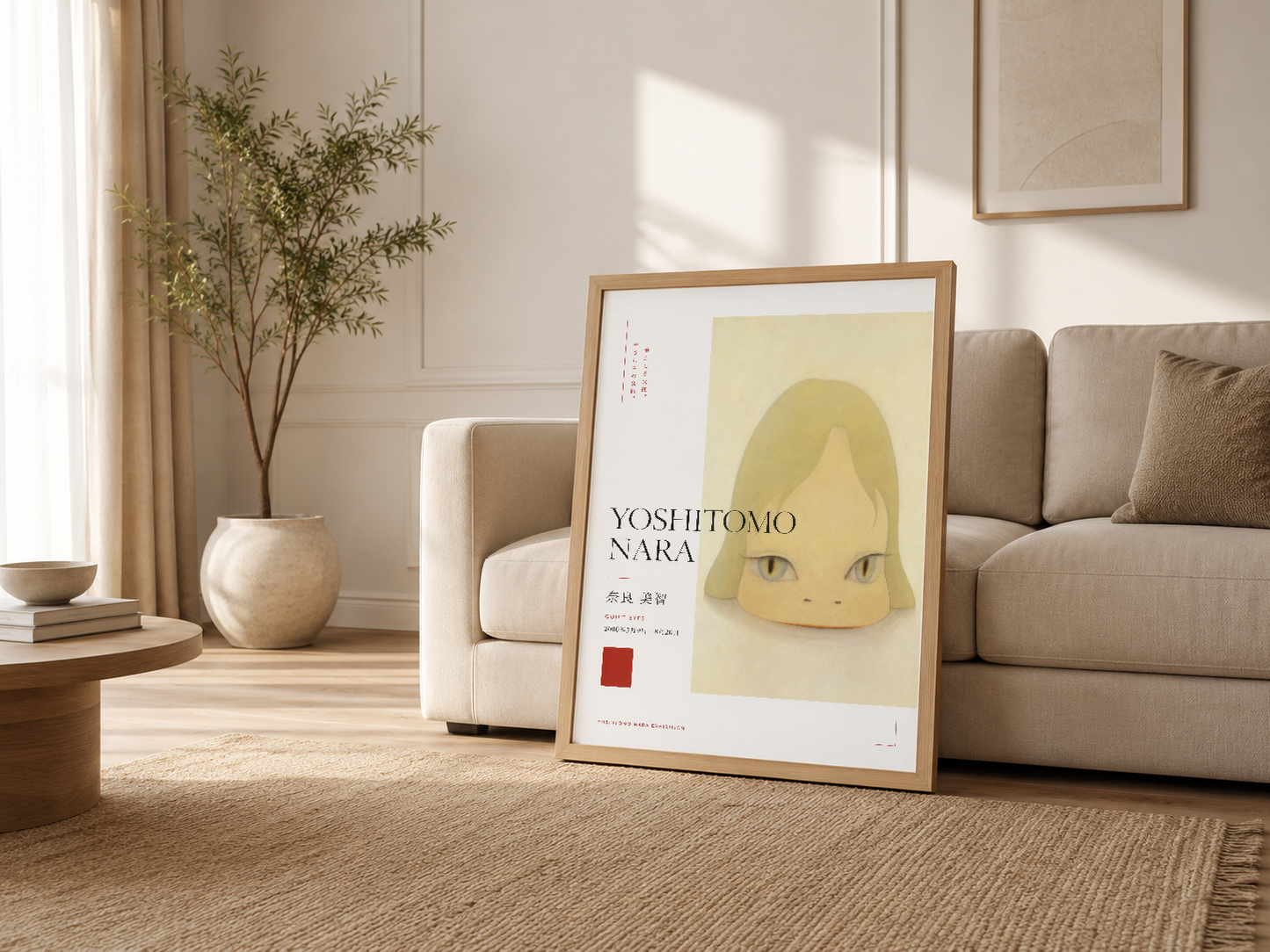 Oturma odasında ahşap çerçeveli Yoshitomo Nara posteri, kanepenin yanında çağdaş ve yumru bir dekorasyon ögesi olarak yer