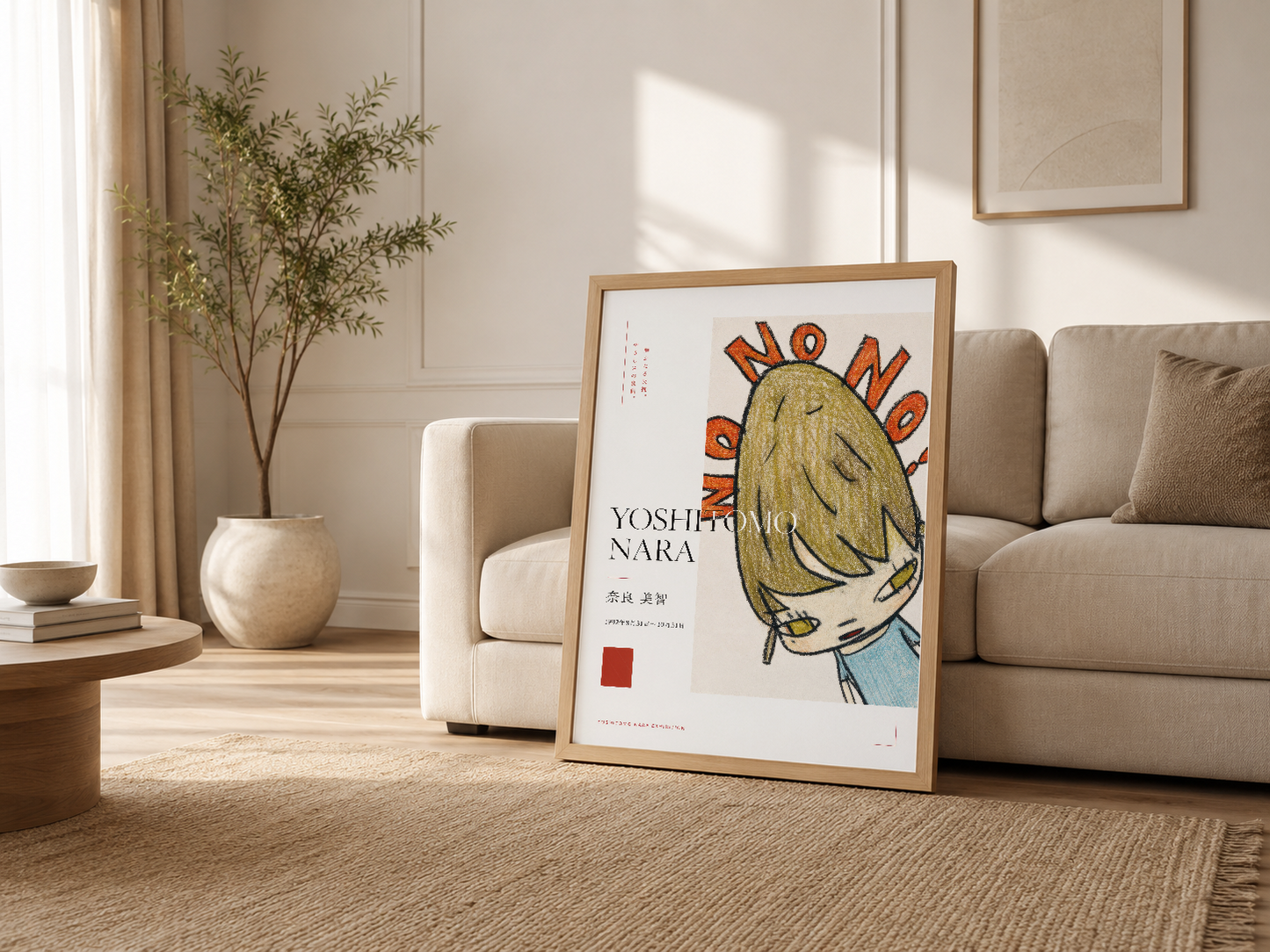 Krem renkli oturma odasında ahşap çerçeveli Yoshitomo Nara posteri, kanepesinin yanında sanat yönelimlü iç tasarım.