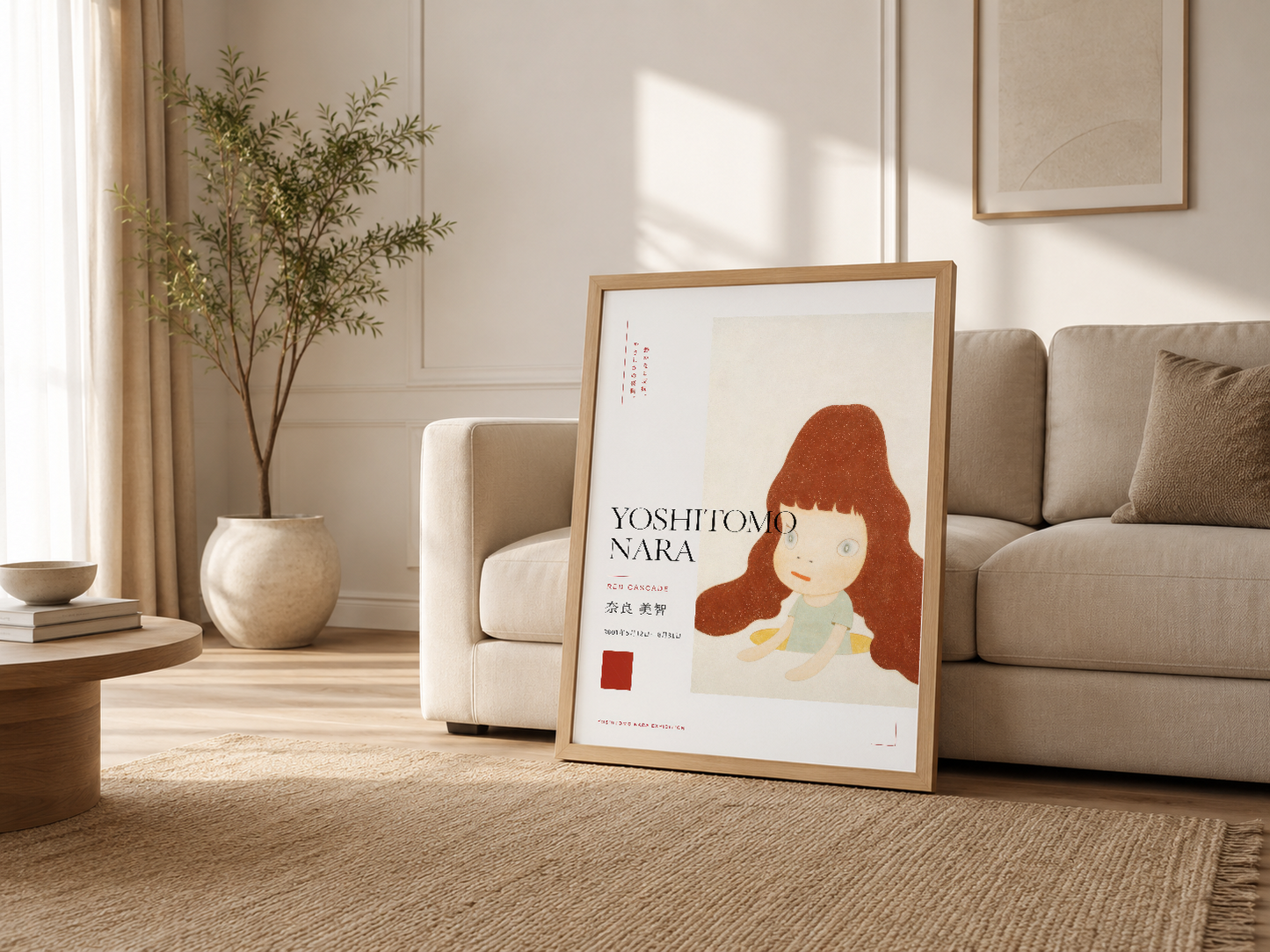 Ahşap çerceveli poster, modern oturma odasında kanepenin yanında yer alan Yoshitomo Nara'nın ekspresif sanat koleksiyonu.