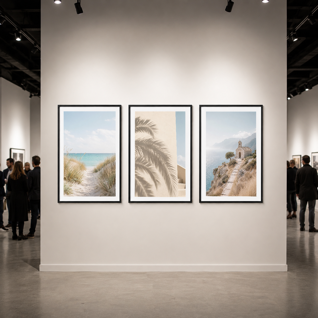 Beyaz galeri duvarında siyah çerçeveli üç panel tablo sergileniş, tropikal ve Akdeniz temaları