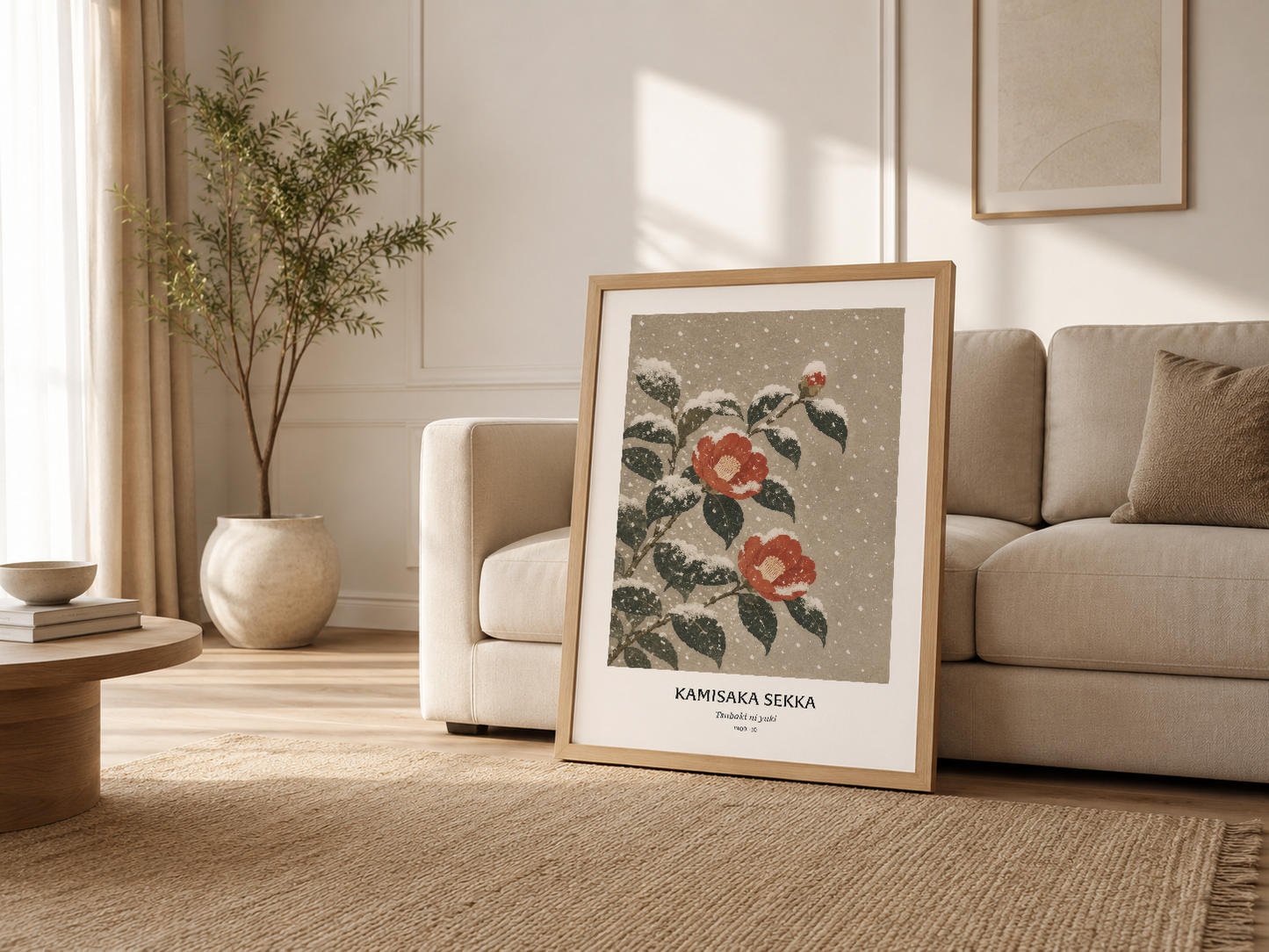 Ahşap çerçeveli poster, nötr tonlu oturma odasında kanepenin yanında sakin, doğa temalı dekorasyon sunan başyapıt.