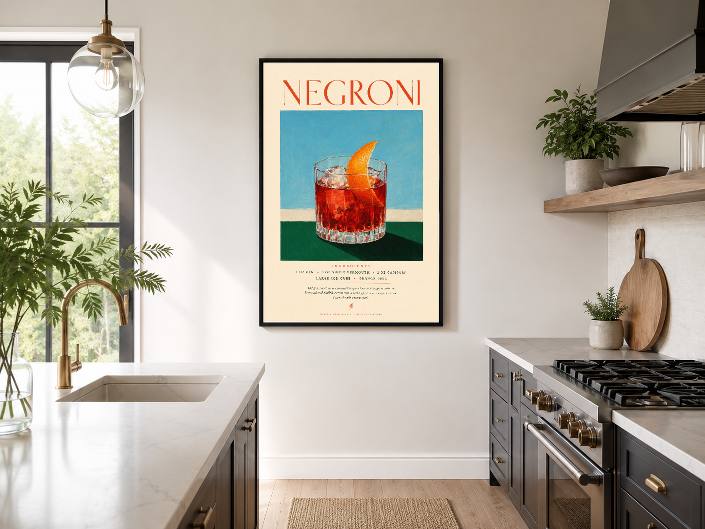 Siyah çerçeveli Negroni posteri, şık mutfak tasarımında duvarında asılı.