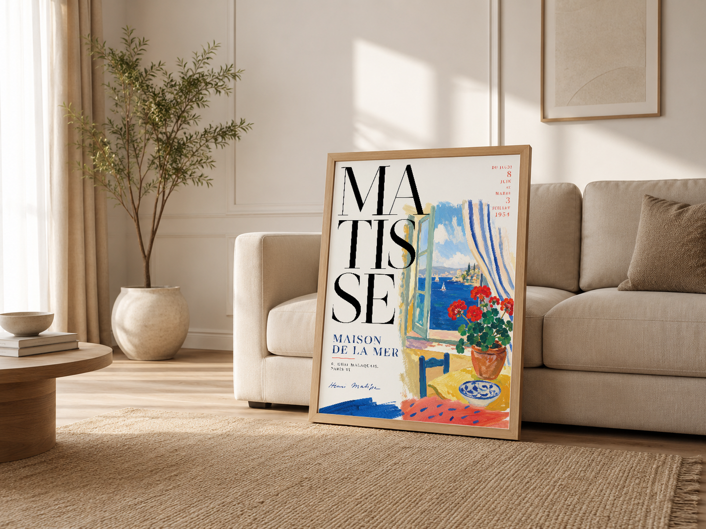 Ahşap çerçeveli Matisse tablosu, krem rengi kanepesi ve doğal ışığı olan şık modern oturma odasında sanat eseri olarak