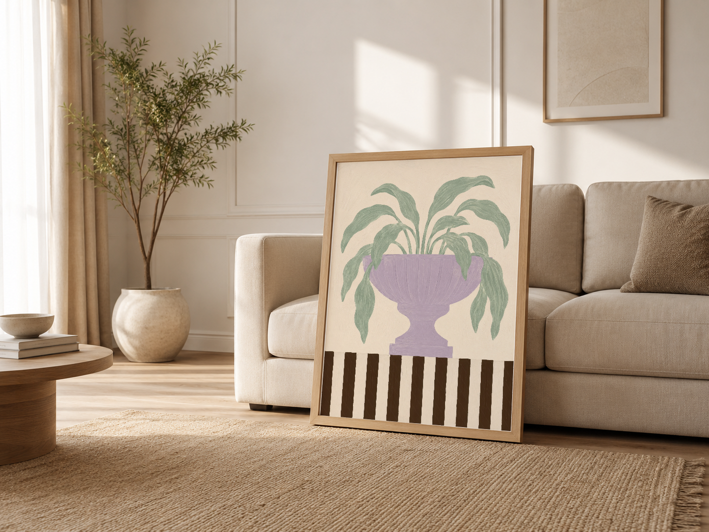 Krem tonlu oturma odasında, ahşap çerçeveli minimalist vazo ve yaprak tablosu sergilenmesi.