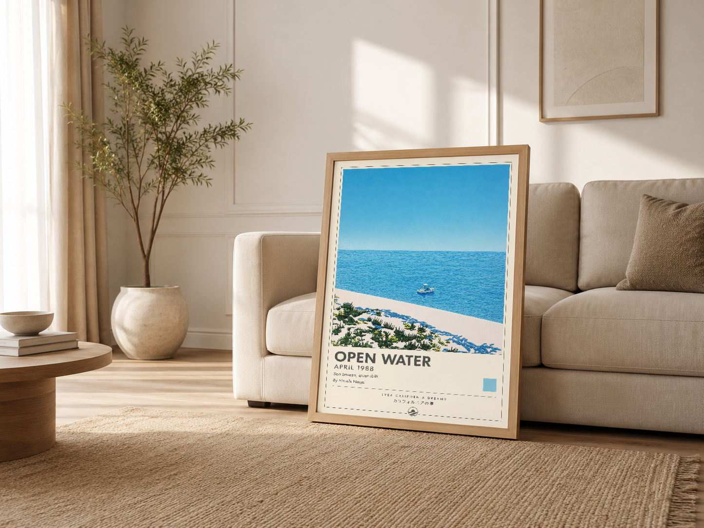 Krem rengi oturma odasında ahşap çerçeveli poster, minimalist mobilya ve doğal ışıkla uyumlu dekorasyon.