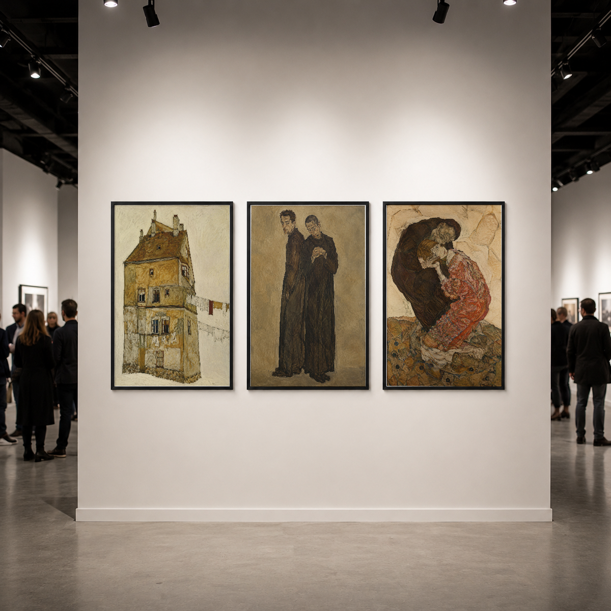 Galeride sergilenen siyah çerçeveli üç parçalı ekspresyonist triptik tablo.