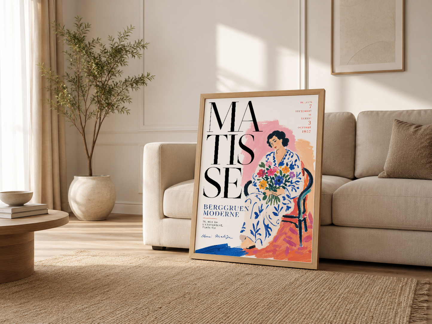 Açık, aydınlık oturma odasında, kanepenin yanında ahşap çerçeveli Matisse Berggruen Moderne tablosu dekoratif şekilde
