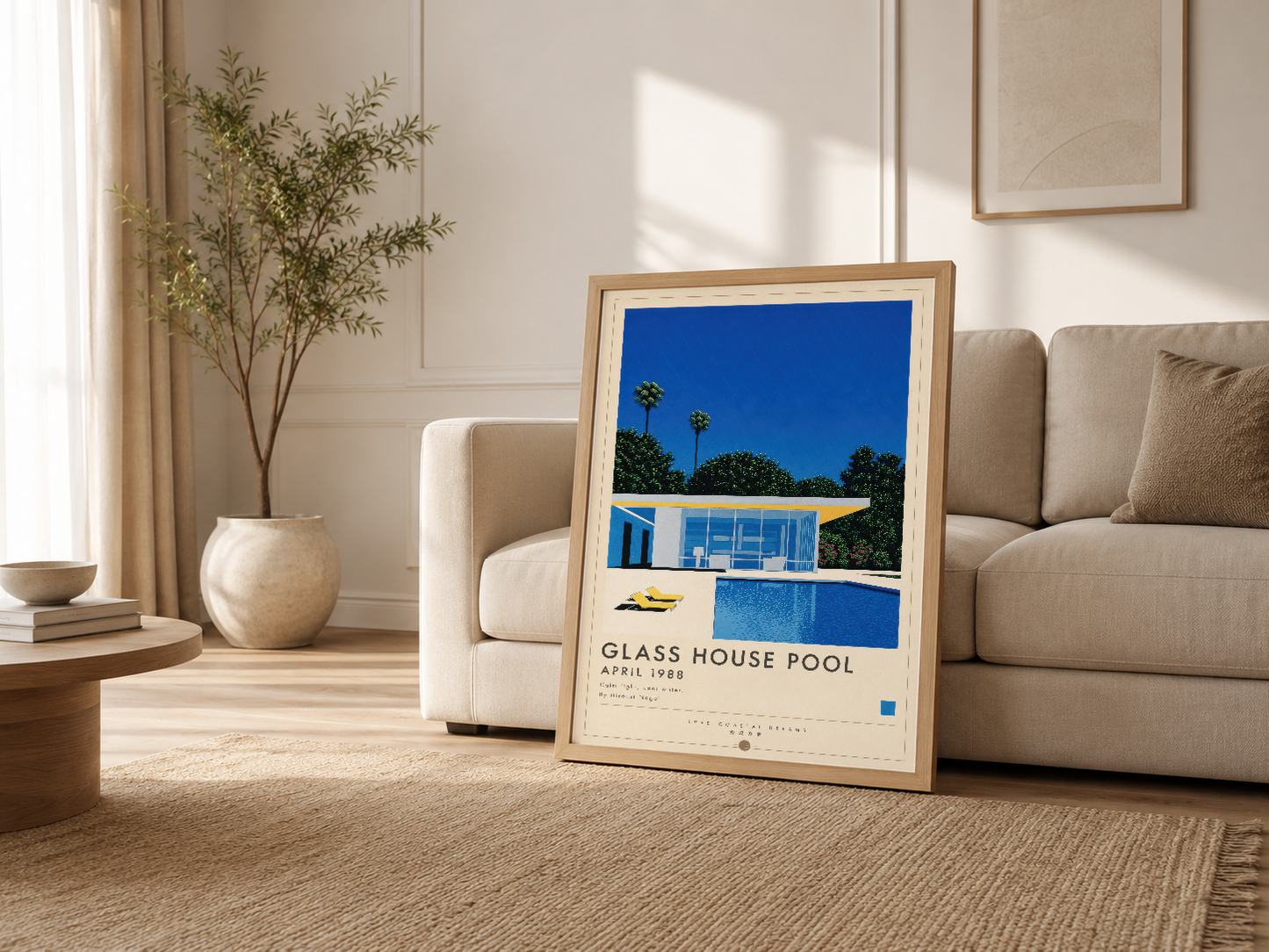 Samimi oturma odasında, krem renkli kanepenin yanında ahşap çerçeveli Glass House Pool posteri doğal ışığında parladığı