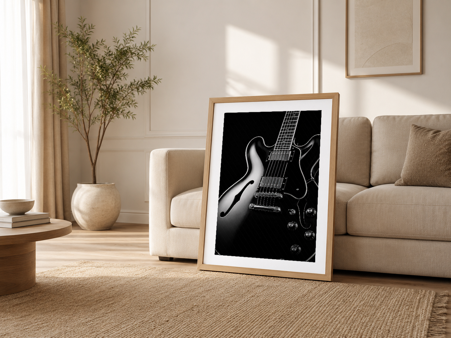 Nötr tonlu oturma odasında kanepenin yanında sergilenen zarif gitar sanat tablosu.