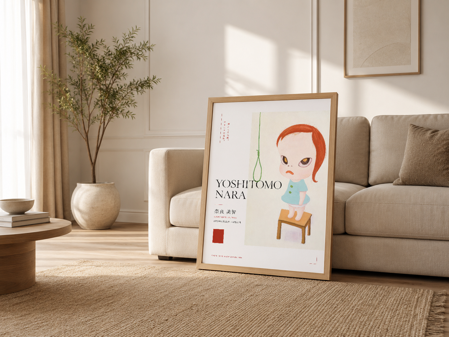 Modern salon dekorasyonunda ahşap çerçeveli poster, minimalist sanat koleksiyonunun parçası.