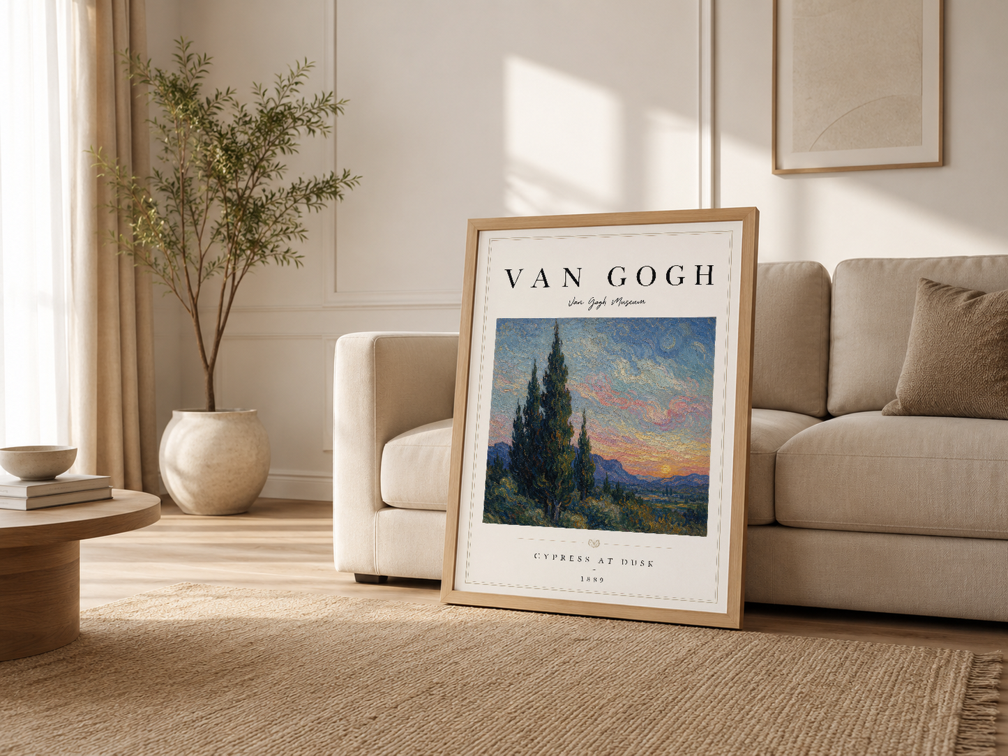 Modern oturma odasında ahşap çerçeveli Van Gogh posteri, kanepenin yanında sanatsal bir eğilim ekler.
