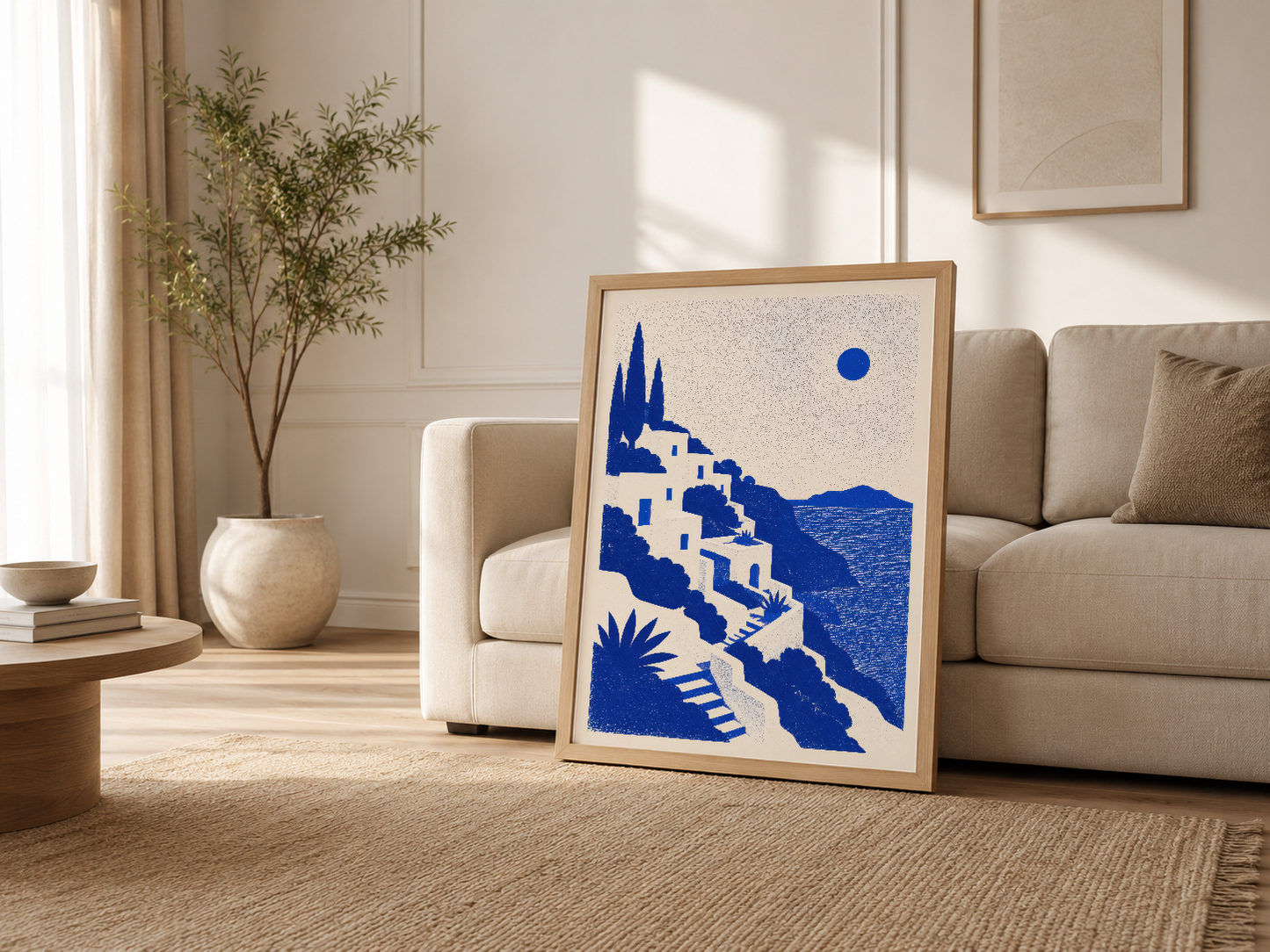 Ahşap çerçeveli sanat poster, bej tonlu oturma odasında kanepenin yanında, Akdeniz temasının rahat ev ortamını dönüştürücü