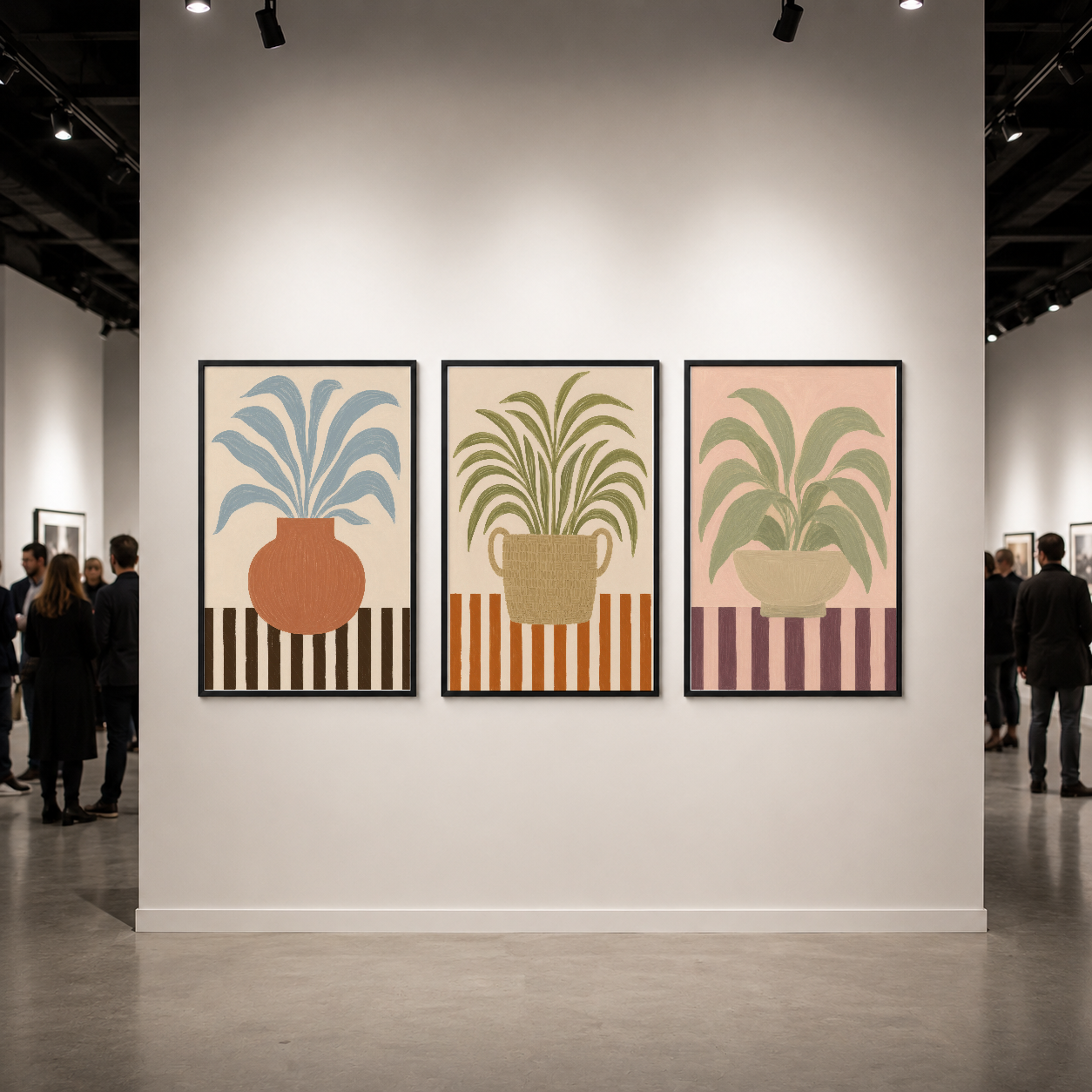 Galeri duvarında sergilenen üçlü tablo seti, botanik art deco tasarım ve dekoratif çerçevelerle görkemli sanat sunumu