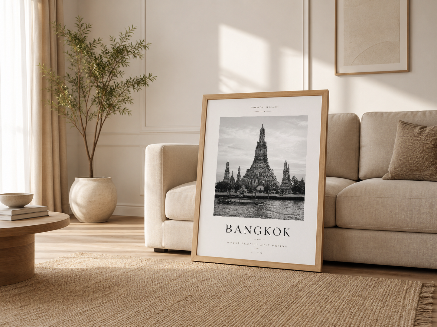 Ahşap çerçeveli Bangkok posteri, açık salon dekorasyonunda kanepenin yanında duran sanat parçası olarak sergileniyor.