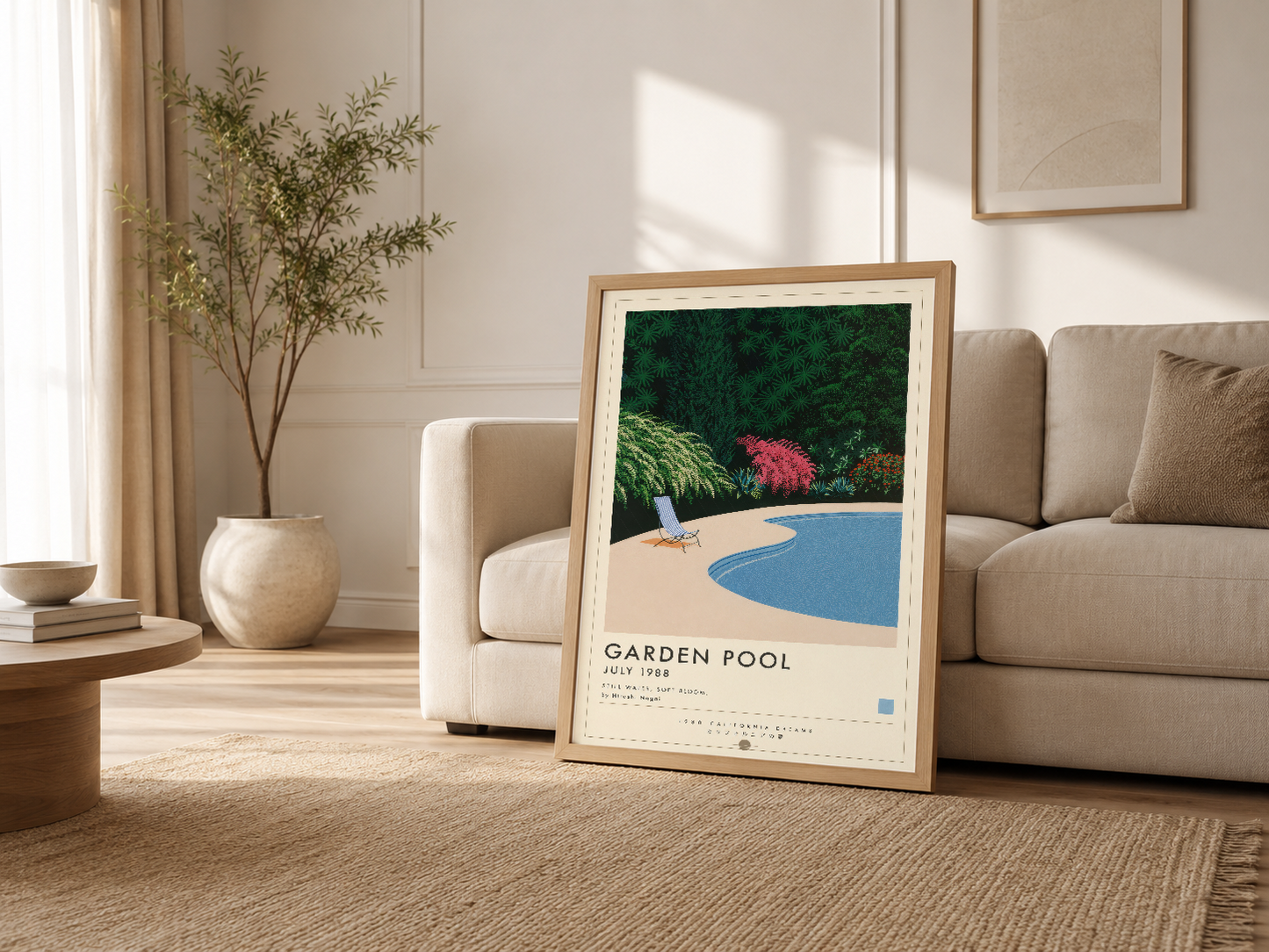 Modern oturma odasında, kanepenin yanında ahşap çerçeveli Garden Pool tablosu propped, ışıl ışıl mekanda vintage dekorasyon.