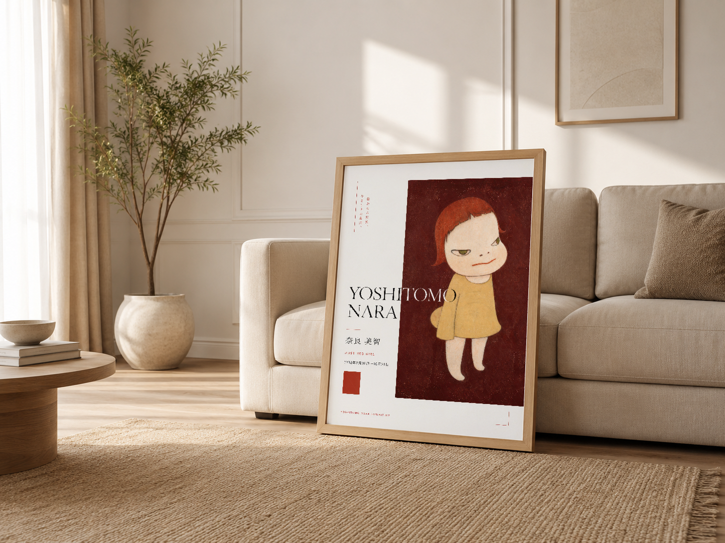 Açık renkli oturma odasında ahşap çerçeveli Yoshitomo Nara tablosu, kanepenin yanında sergilenen sanat eseri dekorasyonu.