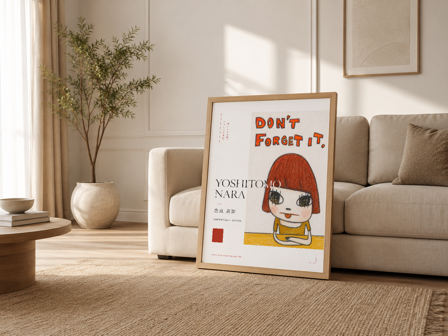 Nötr renkli salon dekorasyonunda, ahşap çerçeveli Yoshitomo Nara tablosu atmosfer yaratıyor.