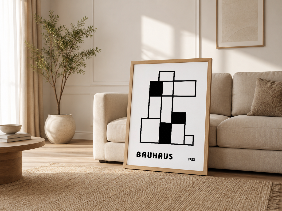 Ahşap çerçeveli Bauhaus tablosu, krem salon dekorasyonunda kanepenin yanında; minimalist ve şık bir oda aksesuarı